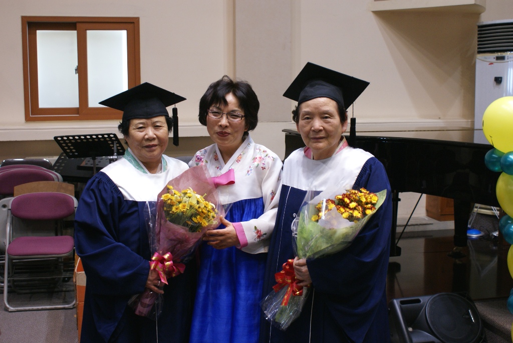 2364b24d3c3b071d.JPG : 2009년 경로대학 졸업식