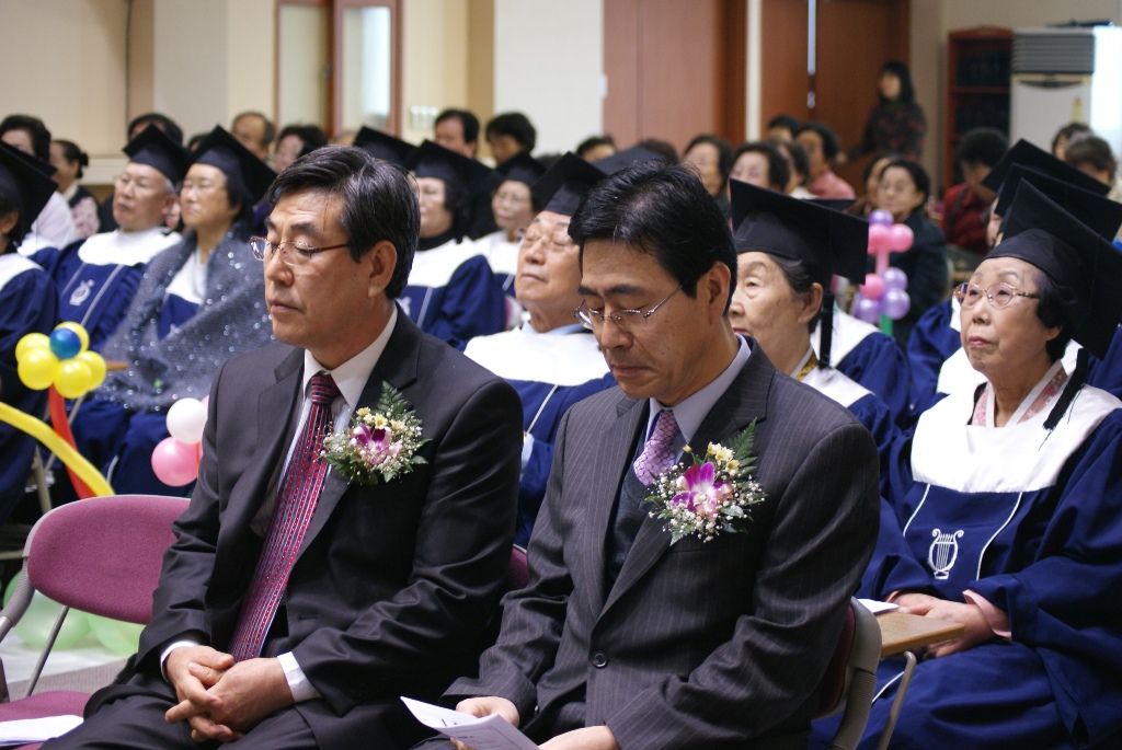 172364b24d5bf169b8.JPG : 2009년 경로대학 졸업식