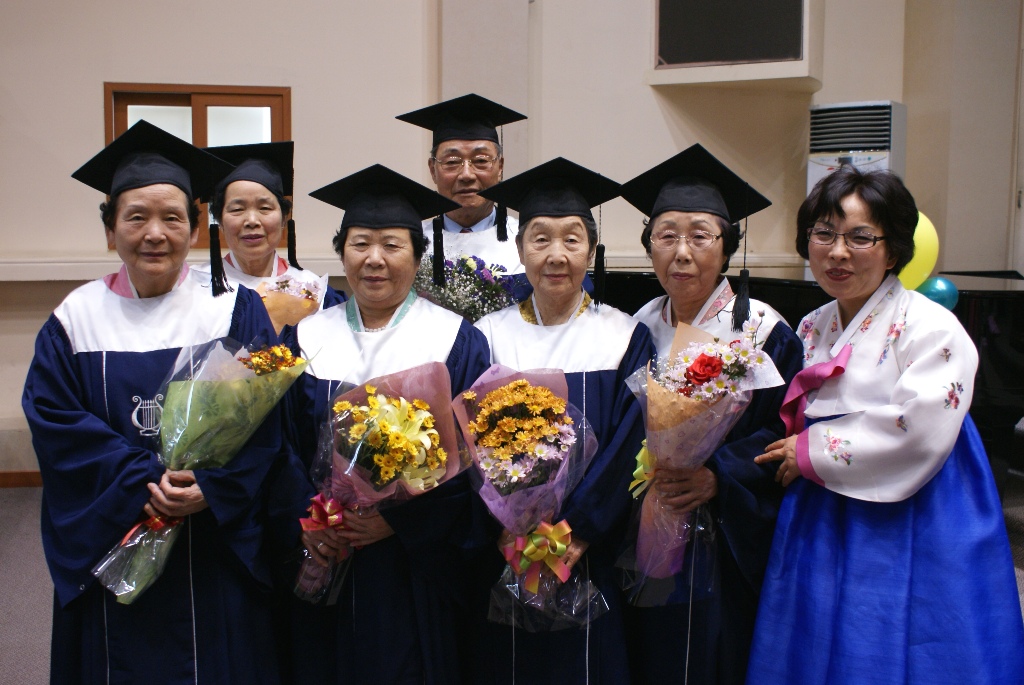 156784b24d3c3b00a2.JPG : 2009년 경로대학 졸업식