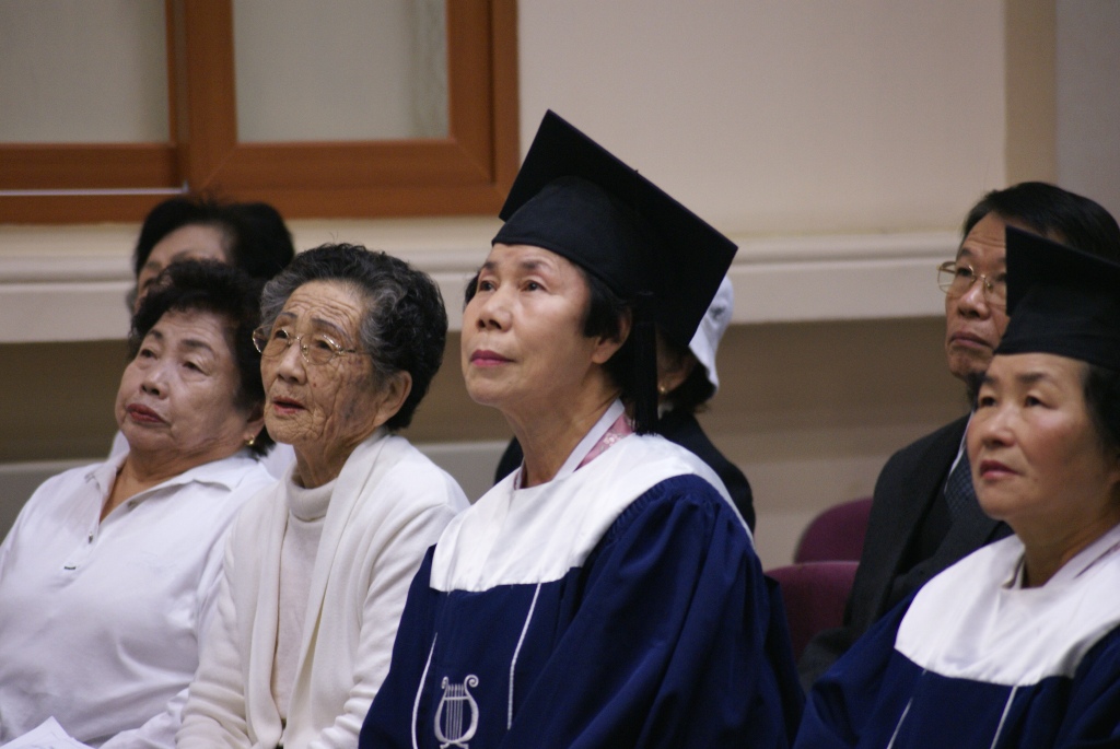 63324b24d5bf15304.JPG : 2009년 경로대학 졸업식