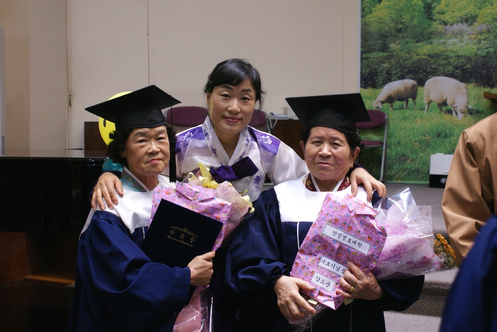 69964b24d3c3af0ef.JPG : 2009년 경로대학 졸업식
