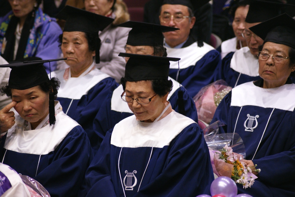 214414b24d3c3ae130.JPG : 2009년 경로대학 졸업식
