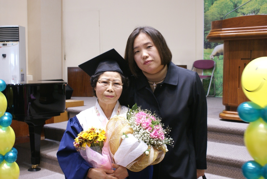 78674b24d3c3b0ee9.JPG : 2009년 경로대학 졸업식