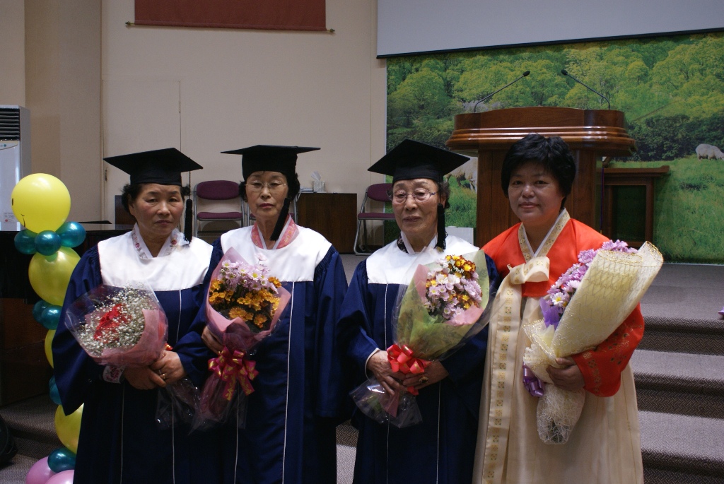 148414b24d3c3afdf1.JPG : 2009년 경로대학 졸업식